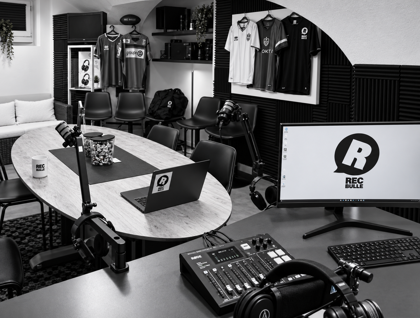 Le studio RecBulle : table de podcast, micros, console de mixage et maillots de sport